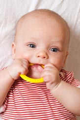 Calmar el dolor de los primeros dientes del bebé